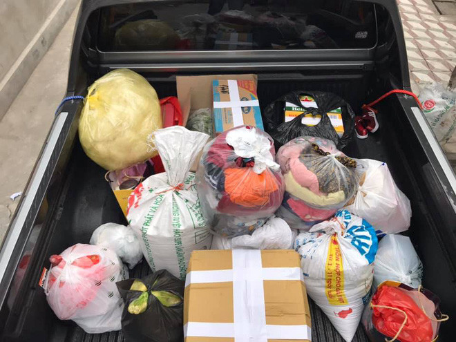 Thùng xe bán tải đầy đồ ở quê như bánh chưng, bánh kẹo, thịt thà...