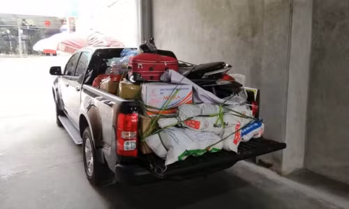 Từ bánh chưng, thịt thà, giò chả, rau xanh, hoa quả cho tới bánh kẹo, nước ngọt,... được những người nhà ở quê chất lên xe cho người trở lại thành phố không thiếu thứ gì.