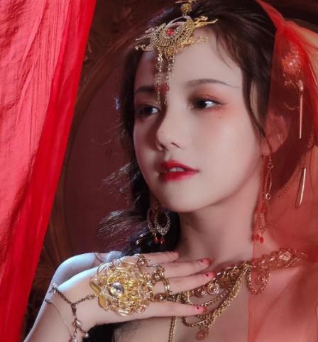 Nữ coser phủ nhận: "Không, tôi nhìn thấy em bé và muốn nó, nó thực sự dễ thương!".