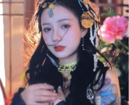 Những bình luận bắt đầu lan truyền, cho rằng Lolita có thể đang say xỉn hoặc trong trạng thái không kiểm soát được lời nói của mình.