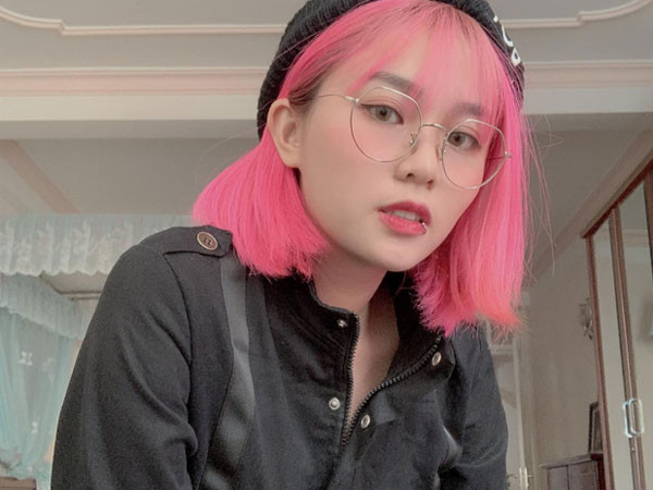 Không trưng trổ hàng hiệu hay đổi cách ăn mặc, streamer Misthy lại lựa chọn thay đổi mái tóc của mình, từ lúc bắt đầu công việc đến nay, không thể đếm xuể số lần cô nàng thay đổi kiểu tóc.