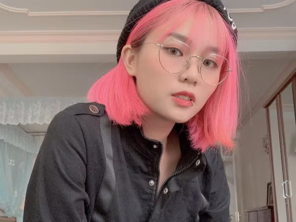 Không trưng trổ hàng hiệu hay đổi cách ăn mặc, streamer Misthy lại lựa chọn thay đổi mái tóc của mình, từ lúc bắt đầu công việc đến nay, không thể đếm xuể số lần cô nàng thay đổi kiểu tóc.