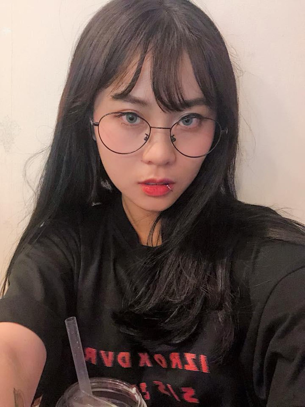 MisThy tên thật là Lê Thy Ngọc, sinh năm 1995, đến từ Đà Lạt. Cô cho biết định hướng ban đầu là theo đuổi lĩnh vực ngân hàng nhưng sau khi tìm thấy sự thích thú và tình yêu ở game, cô quyết định thay đổi công việc của mình.