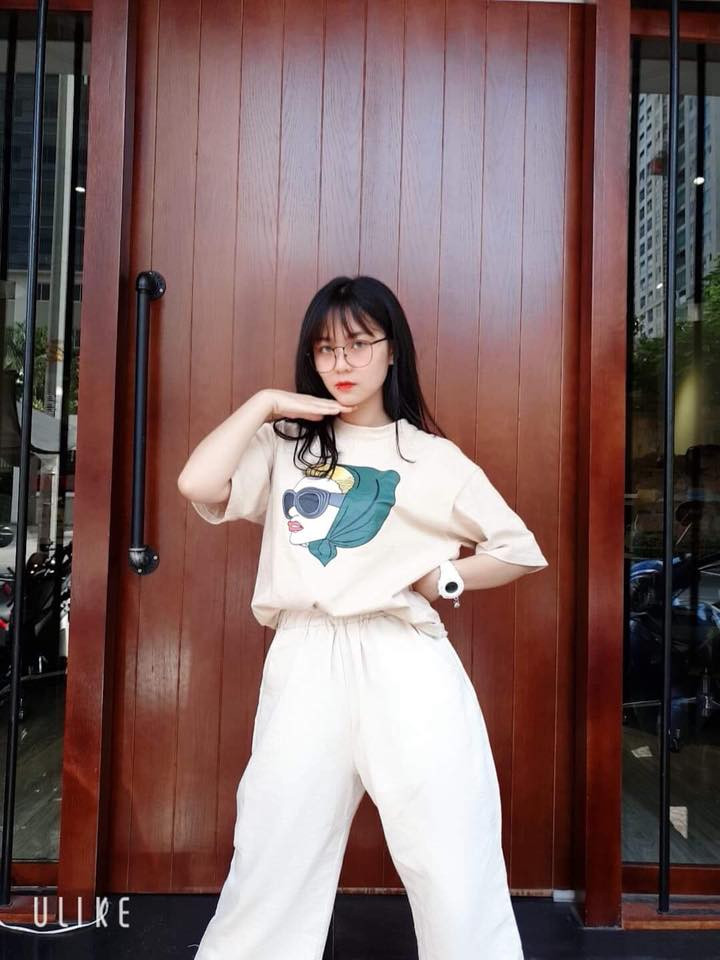 Không quá cầu kỳ, chỉ cần những chiếc áo thun đơn giản nhưng được "mix match" hợp lý, Misthy ghi điểm trong mắt CĐM.