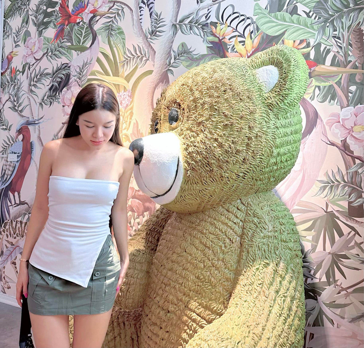 Chính vì thế trên trang cá nhân, Yến Xuân thường xuyên đăng tải những video ghi lại các bài tập thể hình, chia sẻ các thực đơn ăn uống khoa học nhằm giúp hội chị em giảm cân hiệu quả.