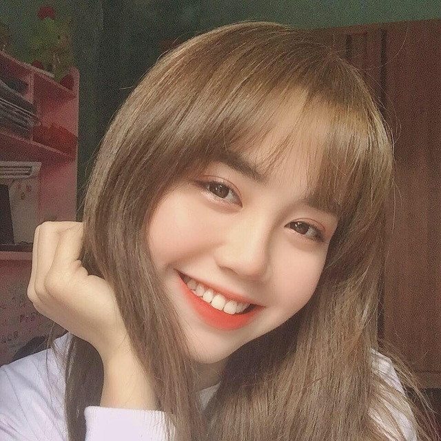 Theo nhận xét của nhiều người nữ sinh Đại học Văn hóa và nữ ca sĩ idol Hàn Quốc - Lisa đều sở hữu gương mặt bầu bĩnh, tóc mái bằng lơ thơ, khuôn miệng rộng, đôi mắt đặc trưng và nụ cười lôi cuốn.