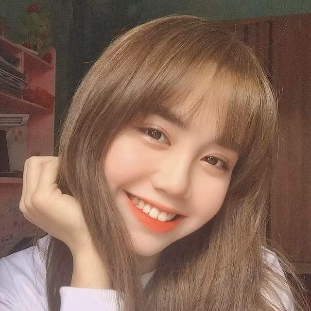 Theo nhận xét của nhiều người nữ sinh Đại học Văn hóa và nữ ca sĩ idol Hàn Quốc - Lisa đều sở hữu gương mặt bầu bĩnh, tóc mái bằng lơ thơ, khuôn miệng rộng, đôi mắt đặc trưng và nụ cười lôi cuốn.