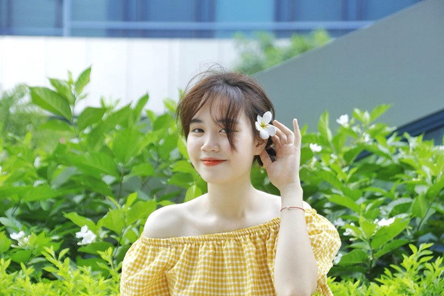 Cụ thể, Thúy Quỳnh cho biết: "Gương mặt mình cũng thuộc dạng ổn một chút thôi, nhưng mình cũng không biết cách chụp ảnh, tạo dáng như các bạn khác. Ảnh của mình được quan tâm cũng chỉ nhất thời thôi còn để mà nổi tiếng thì mình chưa nghĩ đến. Suy cho cùng thì bây giờ nhiều bạn xinh lại nhiều tài nữa, mình thấy bản thân cũng chưa có gì thực sự nổi bật để nổi tiếng. Thời điểm này, mình chỉ muốn tập trung học tập và phát triển công việc kinh doanh mà mình đã theo đuổi từ năm lớp 10 mà thôi".