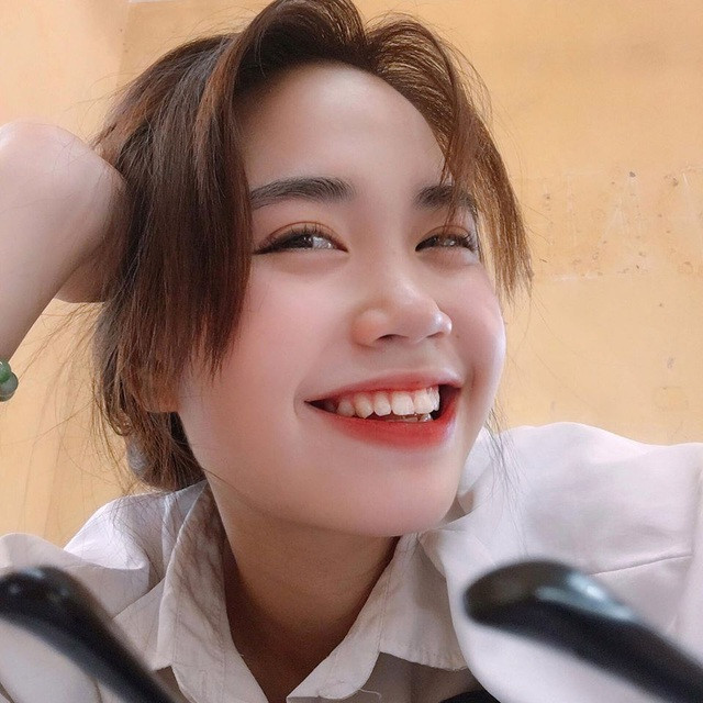 Dù ở góc mặt nghiêng hay chính diện, nữ sinh đều khiến người đối diện phải trầm trồ vì nhan sắc cực giống nữ ca sĩ Lisa, cả hai được ví như cặp chị em ngoài đời thực.