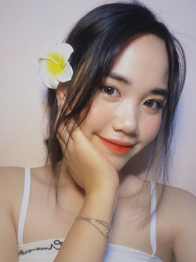 Ngoài giờ học, Quỳnh còn tham gia làm người mẫu make up, chụp ảnh và kinh doanh online từ khi là học sinh cấp 3.