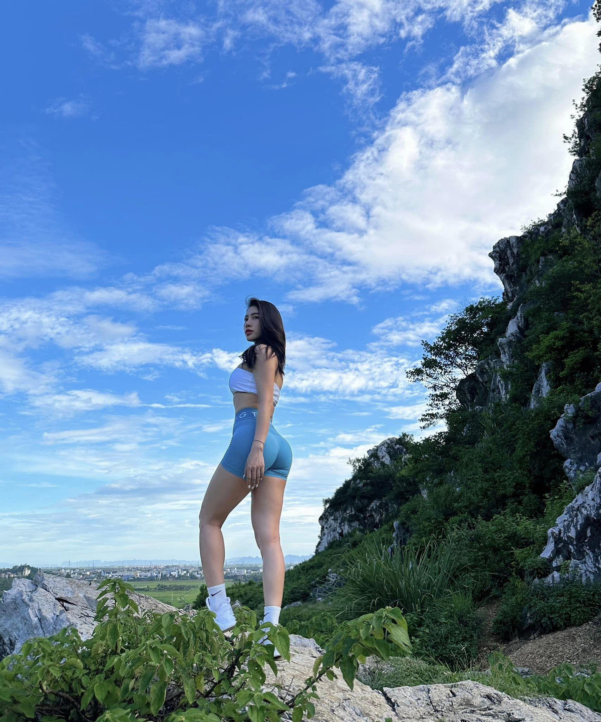 Cô nàng hot gymer Hà thành lựa chọn chiếc áo tập dáng 2 dây khá mảnh phối cùng quần biker short cạp cao và đôi boots cao cổ. Bộ đồ ôm sát cơ thể giúp Huyền Dior khoe khéo số đo 3 vòng ấn tượng: 88 - 64 - 98 cm.