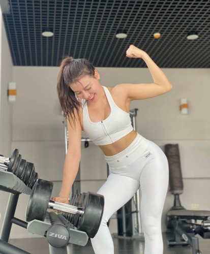 Không chỉ gây ấn tượng với hành trình xây dựng vóc dáng, Huyền Dior còn thu hút sự chú ý với phong cách thời trang tôn dáng. Được biết cô cao 1m70 với số đo lần lượt là 88 – 64 – 98 cm.