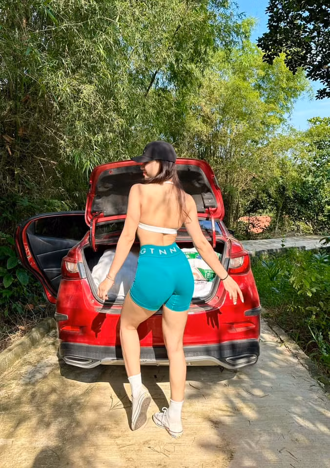 Nói về bí quyết chọn đồ tập của mình, Huyền Dior cho biết: "Là một người tập luyện thể thao lâu năm, Huyền có khá nhiều tips chọn trang phục gym cho riêng mình. Cho dù là mặc đến phòng tập hay mặc ở nơi công cộng thì yếu tố đầu tiên mà Huyền quan tâm chính là chất liệu. Bạn không thể tập luyện thoải mái trong suốt 1 tiếng đồng hồ với một bộ đồ khó thấm được mồ hôi, bí bức...