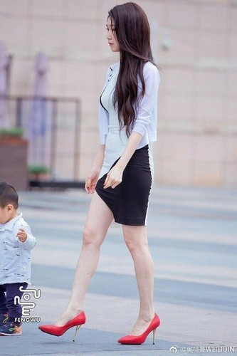 Cụ thể, người mẹ khi đến đón con ở trường mặc bộ đồ tập gym mỏng tang, bó sát, khoe đôi chân dài nuột nà, tôn lên vóc dáng cân đối khiến cho tất cả mọi người từ bé tới lớn đi ngang qua đều phải liếc nhìn.