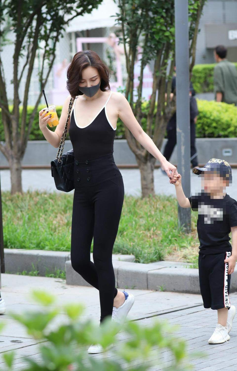 Khác xa với hình ảnh các bà mẹ ngày xưa vì tất bật chăm sóc con nhỏ nên ăn vận có phần xuề xòa, thiếu chỉn chu. Các bà mẹ thời nay sau khi sinh con vẫn chăm chút cho ngoại hình, từ việc lựa chọn trang phục đến tập luyện giữ gìn vóc dáng.