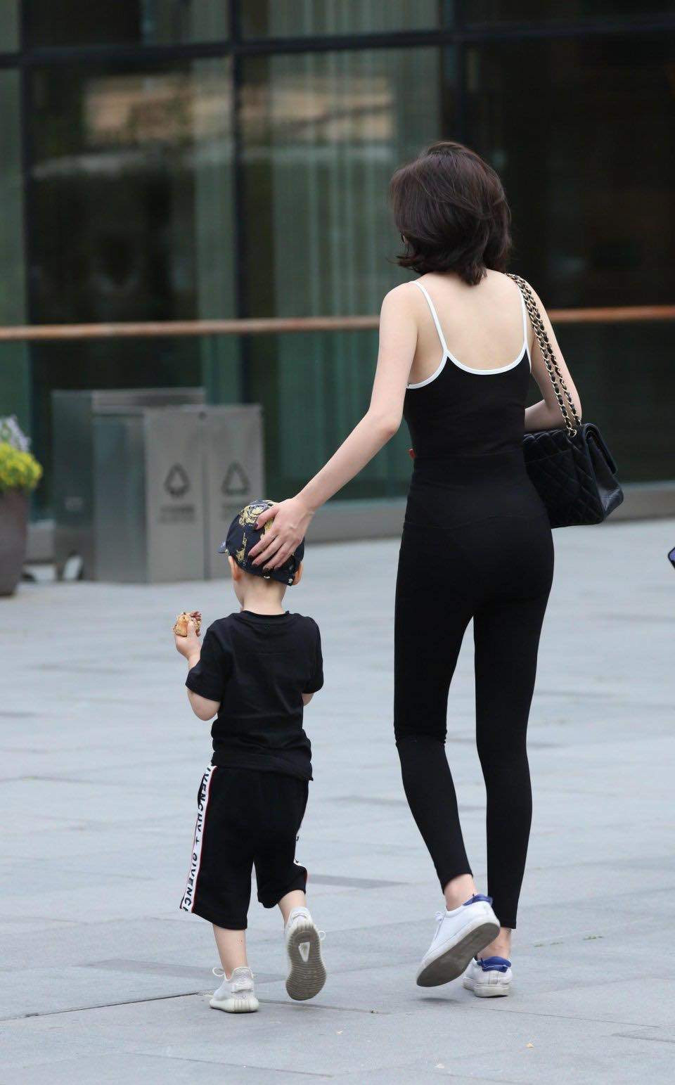 Bên cạnh những hot mom được khen ngợi nhờ gu ăn mặc thanh lịch, thần thái cuốn hút, sang trọng, cũng có những trường hợp một số bà mẹ trẻ ăn mặc chưa phù hợp khiến nhiều người thấy phản cảm khi đi đón con.