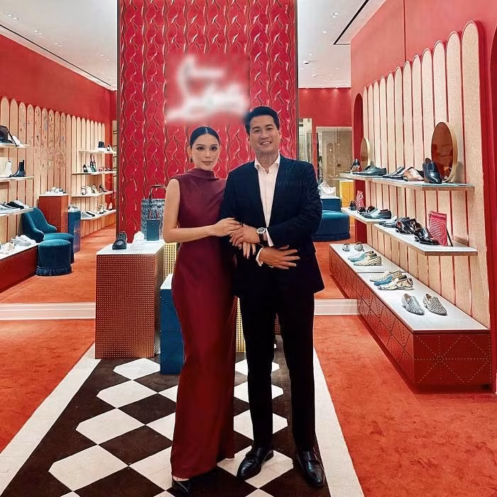 Dù đã ở độ tuổi U50 nhưng nhan sắc phu nhân ông Johnathan Hạnh Nguyễn không hề thua kém con dâu hay con gái. Cả 3 đều diện các thiết kế sang trọng, quý phái, khoe trọn vóc dáng của mình.