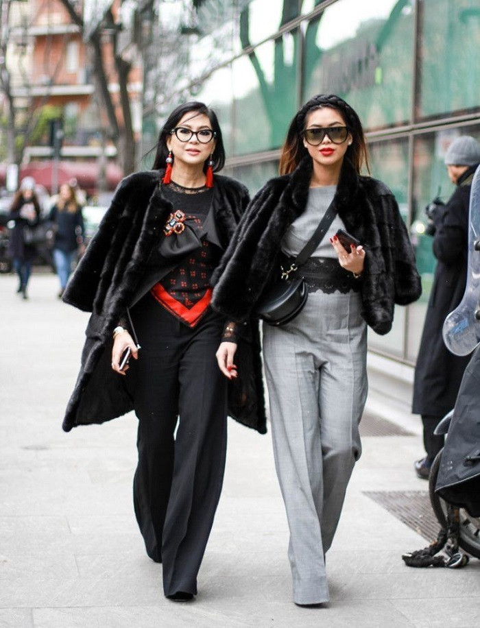 Trước đó, phu nhân ông Johnathan Hạnh Nguyễn cũng khiến khán giả ấn tượng khi xuất hiện cùng con gái Tiên Nguyễn. Cựu diễn viên thường diện đồ đôi cùng con gái.