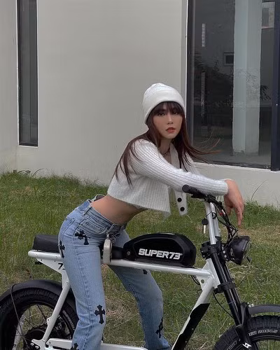 Tại thời điểm đó, mỗi khi đăng tải khoảnh khắc dạo phố, Ngọc Trinh lại được phen làm dân mạng bàn luận bởi visual đỉnh cao.