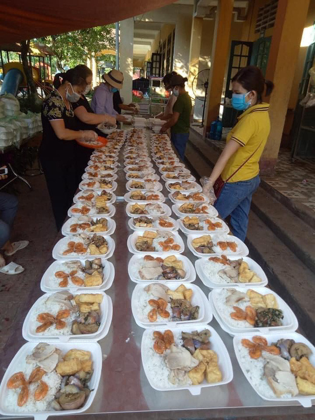 Theo chia sẻ của tài khoản Đ.H, một suất cơm dành cho người trong khu cách ly tập trung thường gồm 1 món rau, 1 canh, 1-2 món mặn, 1 món phụ.