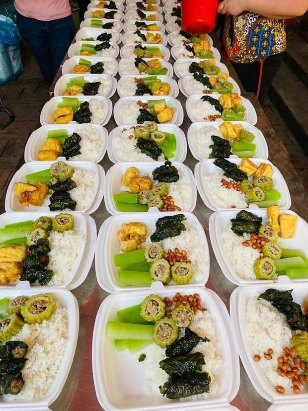 Những ngày qua, dịch COVID-19 có những diễn biến phức tạp. Ngoài áp lực cơ sở vật chất và công việc giám sát thì việc đảm bảo thực phẩm cho những người đang ở trong khu cách ly tập trung không hề đơn giản.