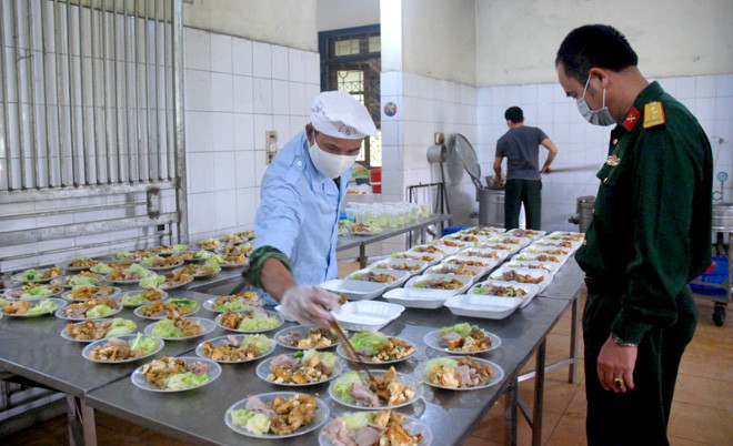 "Chúng ta thường cảm ơn những y bác sĩ tuyến đầu chống dịch, nhưng những người làm nhiệm vụ hậu cần này cũng vô cùng đáng trân trọng. Bạn đừng buồn nhé, chỉ là một số ít thôi. Xin cảm ơn các bạn!" hay "Chắc sướng quá nên vào khu cách ly cũng đòi hỏi phải được y như ở nhà hàng. Đúng là được voi đòi tiên"... là những bình luận mà dân mạng để lại dưới bài đăng của tài khoản Đ.H.