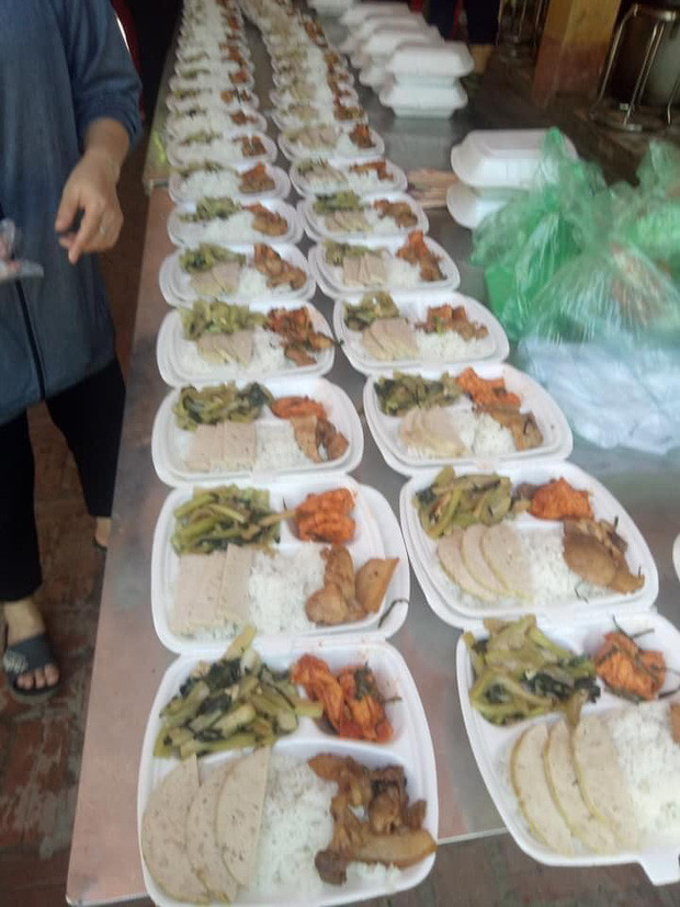 Trước đó, dân mạng từng chứng kiến những bình luận chê bai suất cơm tại khu cách ly không đa dạng và kém ngon. Nhưng khi nhìn vào những hình này chắc hẳn nhiều người sẽ phải suy xét lại.