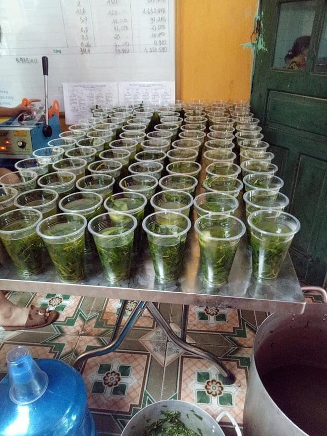 Còn với tài khoản Facebook Đ.H cũng cho biết, có một số ý kiến trái chiều chê bai cơm trong khu cách ly. Là người trực tiếp tham gia quá trình chế biến nên cô rất buồn.