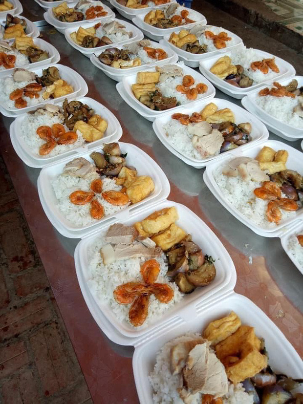 Được biết, phía sau những hộp cơm sạch sẽ, đẹp mắt, đảm bảo dinh dưỡng này là tấm lòng, tâm sức của đông đảo người dân, chính quyền và các nhóm từ thiện phục vụ cho những người đang cách ly tập trung tại trường mầm non thị trấn Kép - Lạng Giang - Bắc Giang.