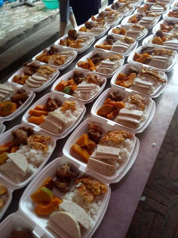 Không chỉ những suất cơm nhìn đầy đặn, đủ dinh dưỡng, nhà bếp phục vụ suất ăn trong khu cách ly ở trường mầm non thị trấn Kép - Lạng Giang - Bắc Giang cũng rất chịu khó đổi món cho mọi người đỡ bị chán.