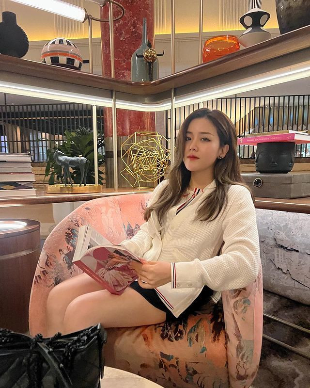 Điều đặc biệt có thể thấy trong những tấm ảnh đăng trên mạng xã hội của Ông Thoại Liên chính là cô nàng không ưa chuộng gu thời trang hở bạo.