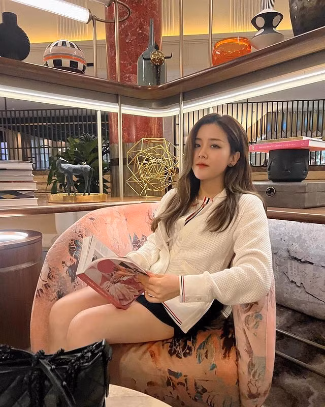 Điều đặc biệt có thể thấy trong những tấm ảnh đăng trên mạng xã hội của Ông Thoại Liên chính là cô nàng không ưa chuộng gu thời trang hở bạo.