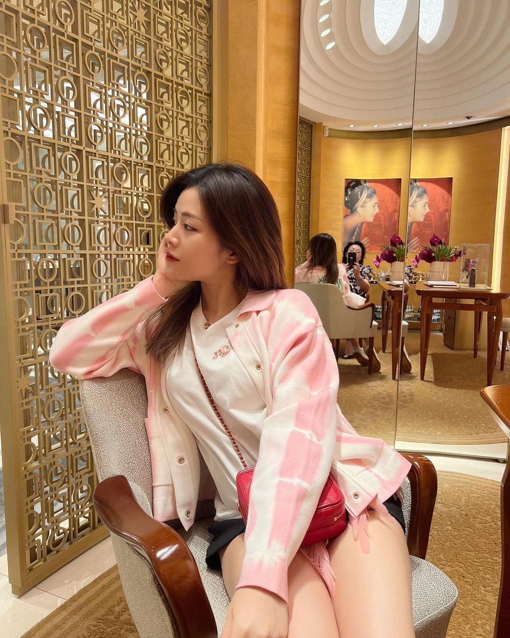 Ông Thoại Liên sở hữu ngoại hình nổi bật, vóc dáng chuẩn chỉnh và cuộc sống giàu có chuẩn rich kid.