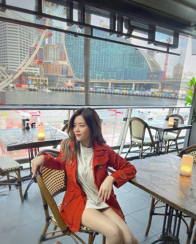 Trên trang cá nhân, em gái Ông Cao Thắng thường xuyên đăng tải những hình ảnh mua sắm đồ hiệu, du lịch hưởng thụ cuộc sống sang chảnh. Có lẽ vì thế người đẹp 8x cũng là một trong những gương mặt quen thuộc đối với các bạn trẻ trong hội con nhà giàu Việt Nam.