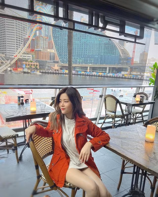 Trên trang cá nhân, em gái Ông Cao Thắng thường xuyên đăng tải những hình ảnh mua sắm đồ hiệu, du lịch hưởng thụ cuộc sống sang chảnh. Có lẽ vì thế người đẹp 8x cũng là một trong những gương mặt quen thuộc đối với các bạn trẻ trong hội con nhà giàu Việt Nam.