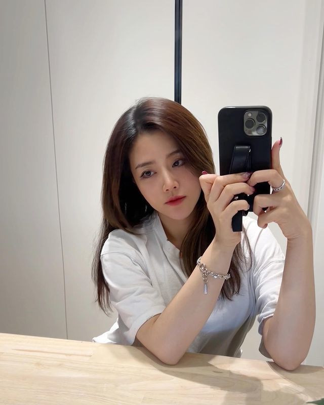 Ông Thoại Liên thường chọn phong cách kín đáo, không hở bạo, gợi cảm như nhiều cô gái khác.