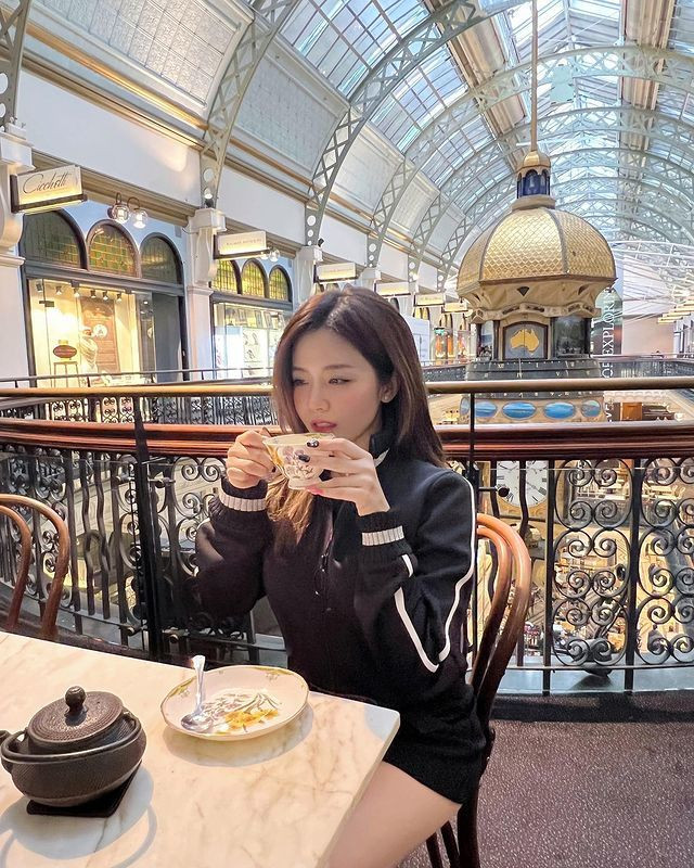 Không chỉ vậy, điều khiến nhiều khán giả ấn tượng về Ông Thoại Liên chính là chiếc cằm V-line cùng mũi cao giống với anh trai và làn da trắng nhiều người ao ước.