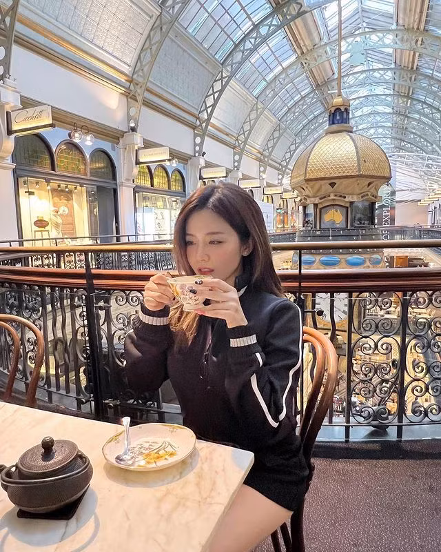 Không chỉ vậy, điều khiến nhiều khán giả ấn tượng về Ông Thoại Liên chính là chiếc cằm V-line cùng mũi cao giống với anh trai và làn da trắng nhiều người ao ước.