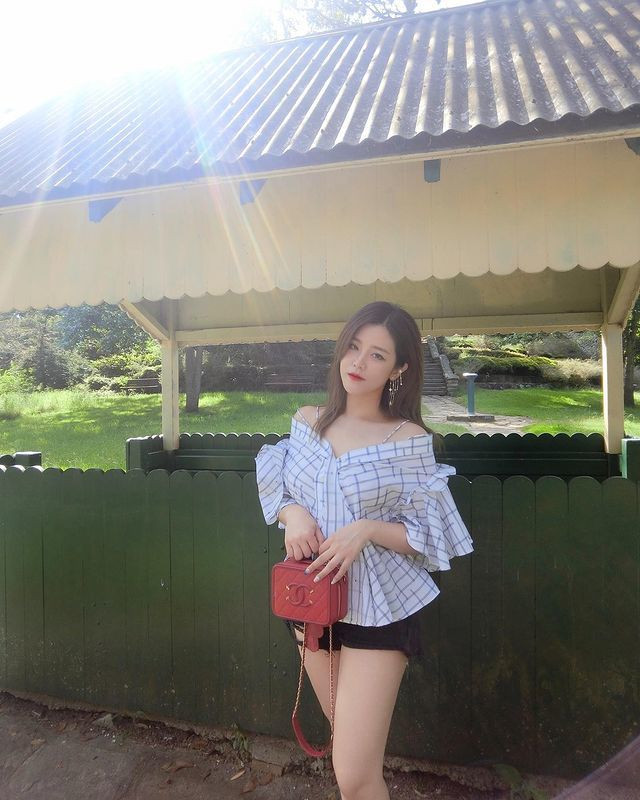 Hầu hết trong các bài đăng, Ông Thoại Liên thường lựa chọn quần short ngắn để lộ ra đôi chân dài, trắng nõn của mình. Người hâm mộ liên tục khen ngợi và xuýt xoa hết nấc bởi nhan sắc và body cực phẩm của cô nàng.