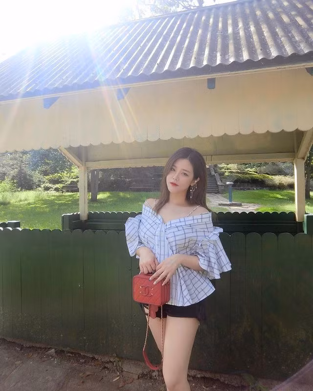 Hầu hết trong các bài đăng, Ông Thoại Liên thường lựa chọn quần short ngắn để lộ ra đôi chân dài, trắng nõn của mình. Người hâm mộ liên tục khen ngợi và xuýt xoa hết nấc bởi nhan sắc và body cực phẩm của cô nàng.