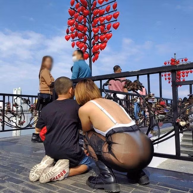 Đáng chú ý hơn là mỗi bức hình ăn mặc hở hang chị show lên trang cá nhân cũng chẳng cần nội y che chắn.