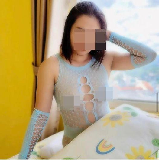 Chẳng phải những bộ cánh phù hợp độ tuổi, chỉ lại chọn trang phục ren mỏng hay khoét xẻ thật sâu.