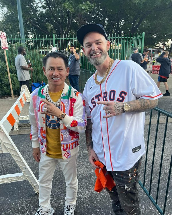 Trước những lời tố cáo bóng gió của Khoa Pug, Johnny Đặng chỉ nhẹ nhàng bác bỏ mọi thông tin cũng như yêu cầu đối phương đưa ra bằng chứng nếu như muốn tố anh. Sau đó, hiện tượng mạng họ Đặng tiếp tục quay trở lại với công việc như chưa từng có chuyện gì xảy ra.