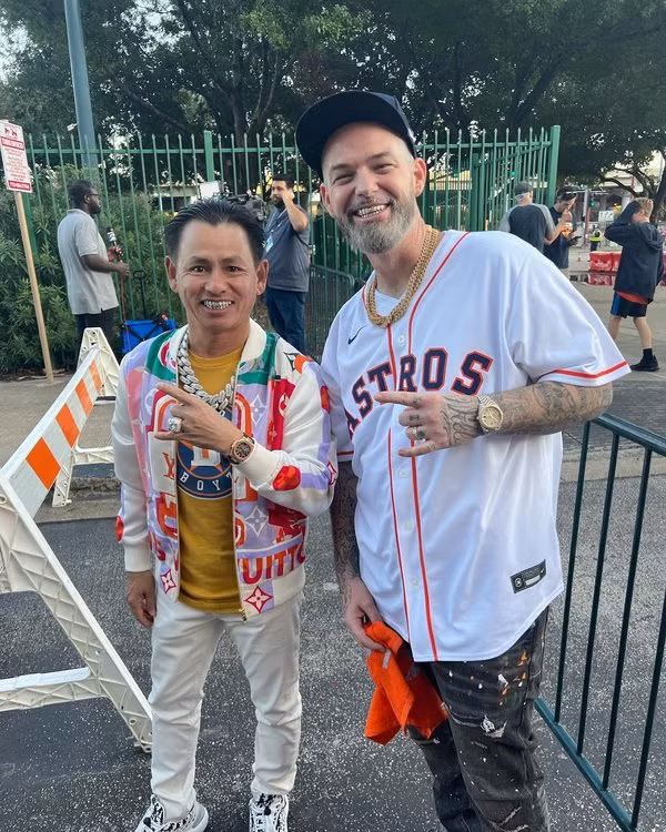 Trước những lời tố cáo bóng gió của Khoa Pug, Johnny Đặng chỉ nhẹ nhàng bác bỏ mọi thông tin cũng như yêu cầu đối phương đưa ra bằng chứng nếu như muốn tố anh. Sau đó, hiện tượng mạng họ Đặng tiếp tục quay trở lại với công việc như chưa từng có chuyện gì xảy ra.