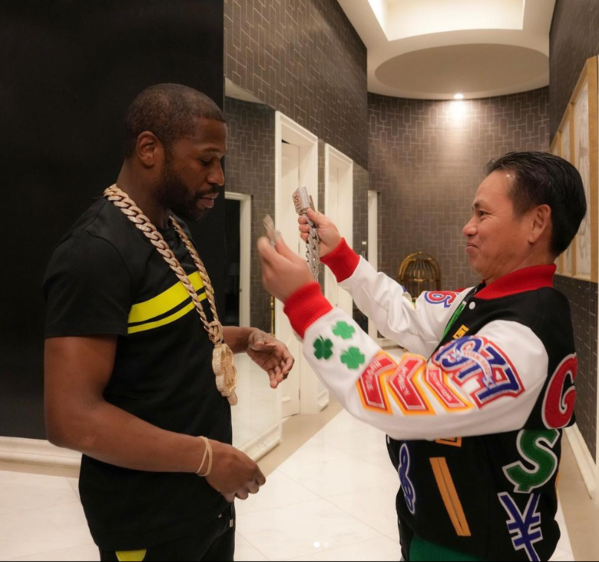 Lướt một vòng trên trang cá nhân của Johnny Đặng, mọi người dễ dàng bắt gặp hình ảnh anh đang chụp cùng với những người nổi tiếng.