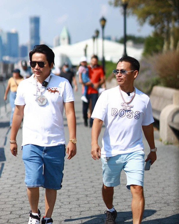 Tại thời điểm đó, Johnny Đặng ít khi đăng tải video lên YouTube, lượt xem cũng giảm thê thảm. Thậm chí, cửa hàng của “ông vua kim hoàn” còn nhận về rất nhiều lượt đánh giá 1 sao, khiến điểm số sụt thê thảm.