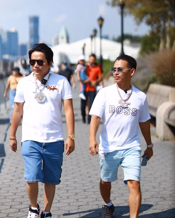 Tại thời điểm đó, Johnny Đặng ít khi đăng tải video lên YouTube, lượt xem cũng giảm thê thảm. Thậm chí, cửa hàng của “ông vua kim hoàn” còn nhận về rất nhiều lượt đánh giá 1 sao, khiến điểm số sụt thê thảm.