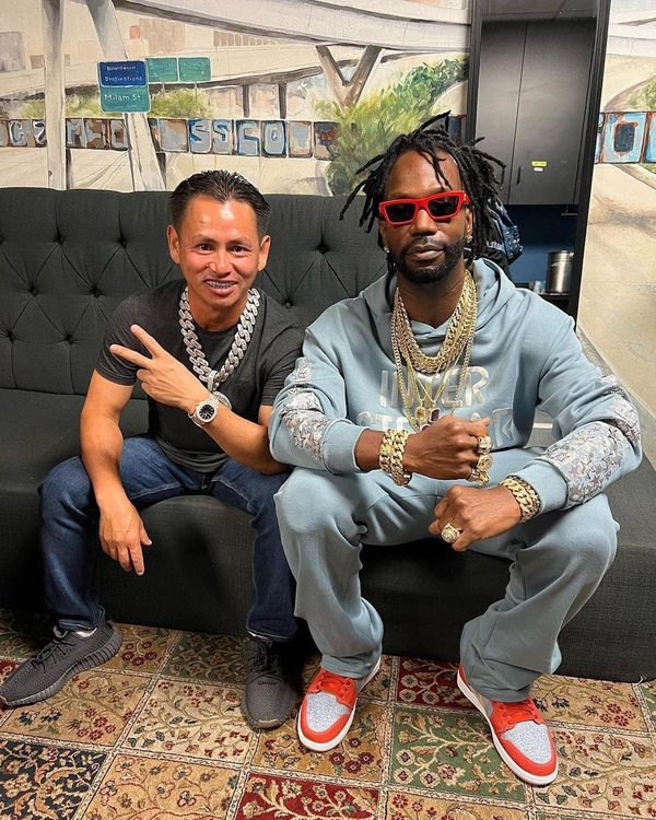 Dễ dàng nhận thấy, Johnny vẫn bận rộn với những bộ răng đính kim cương dành cho người nổi tiếng trên khắp thế giới.