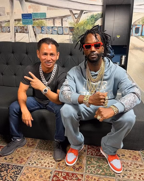 Dễ dàng nhận thấy, Johnny vẫn bận rộn với những bộ răng đính kim cương dành cho người nổi tiếng trên khắp thế giới.