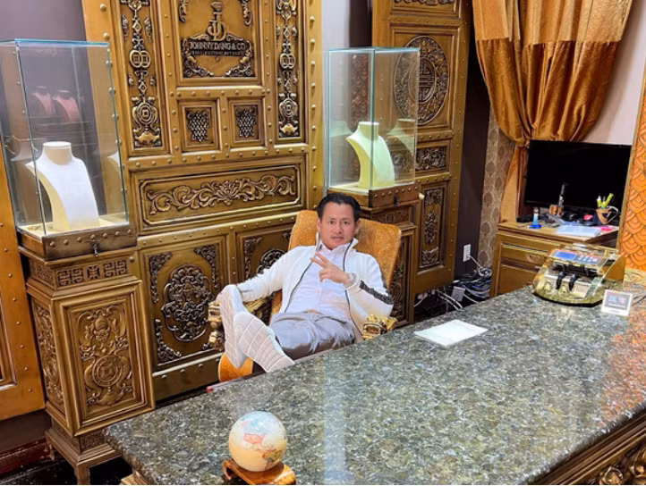 Nhiều ngôi sao nổi tiếng tại Việt Nam như Binz, Suboi, Hồ Ngọc Hà… cũng là khách hàng quen thuộc của Johnny Đặng.